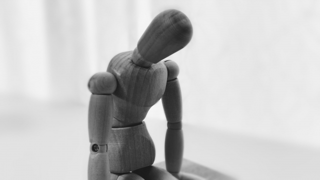 落ち込む人イメージ