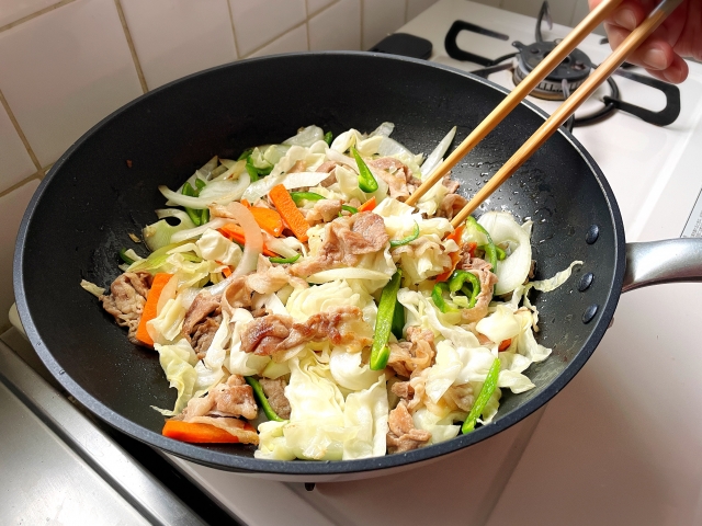 「焼く」と「炒める」